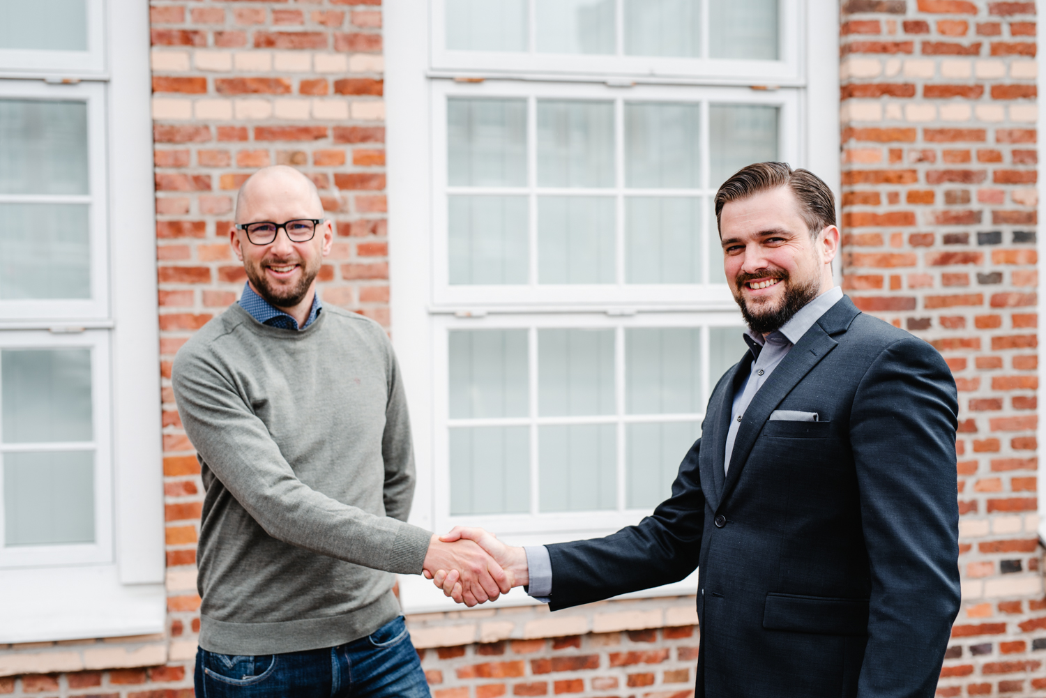 Mats och Johan Kronberg skakar hand